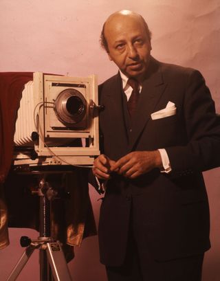 Yousuf Karsh in 1960 (Photo by Weegee)/International Center of Photography/Getty Images)