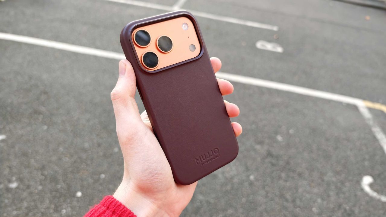 The Mujjo Full Leather case for iPhone 17 Pro