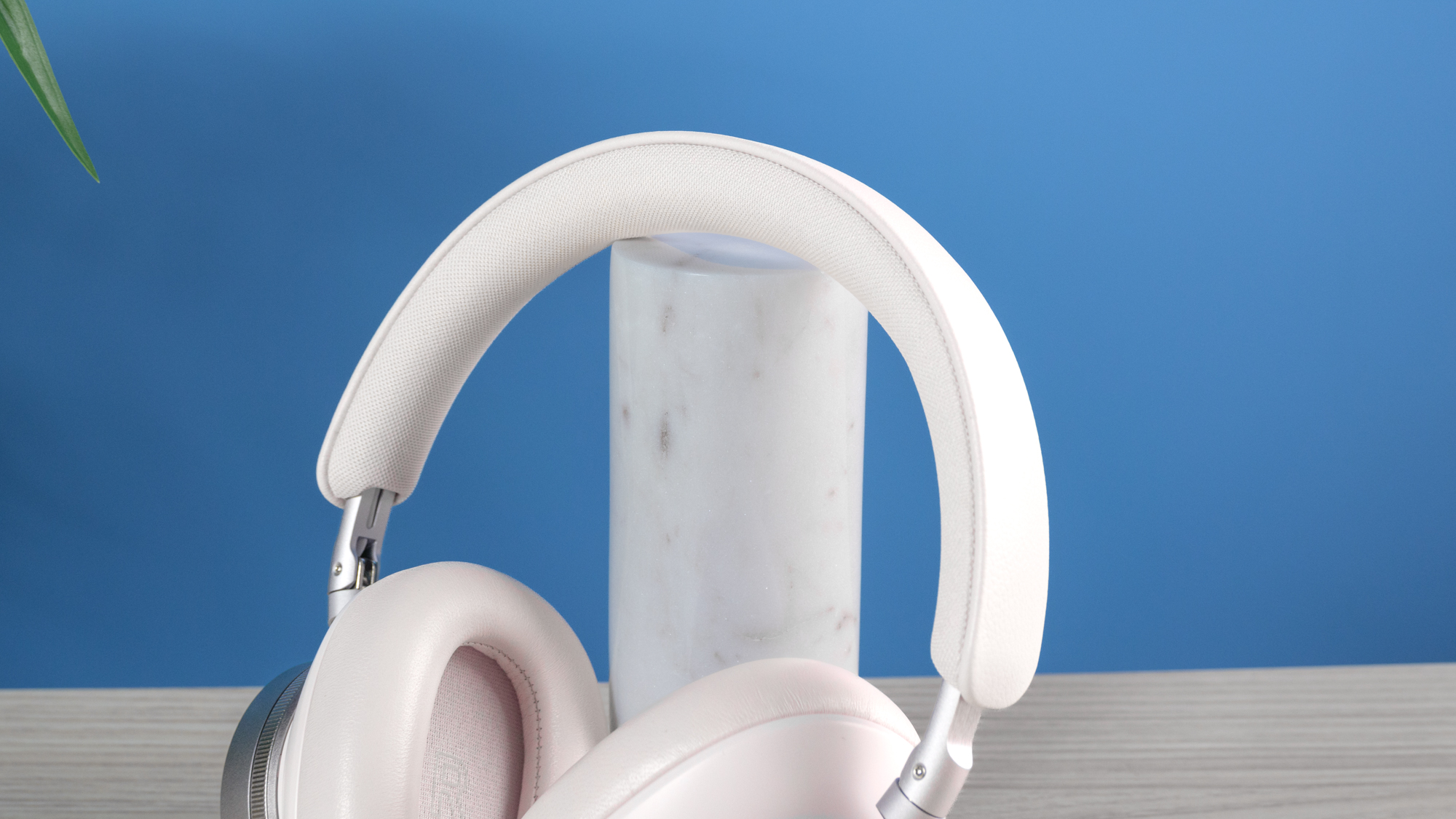 Bang &amp; Olufsen H95 in silver and white