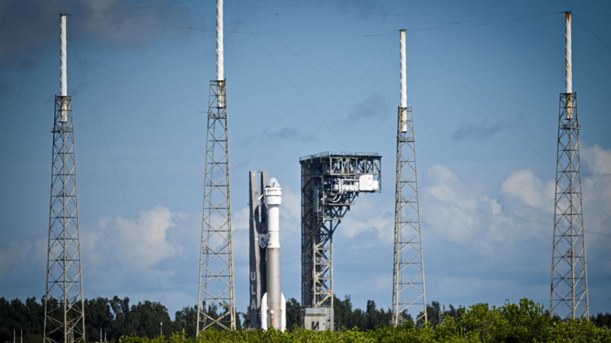Boeing Starliner lifts off to the launch pad for the first astronaut flight on May 6 (photos)