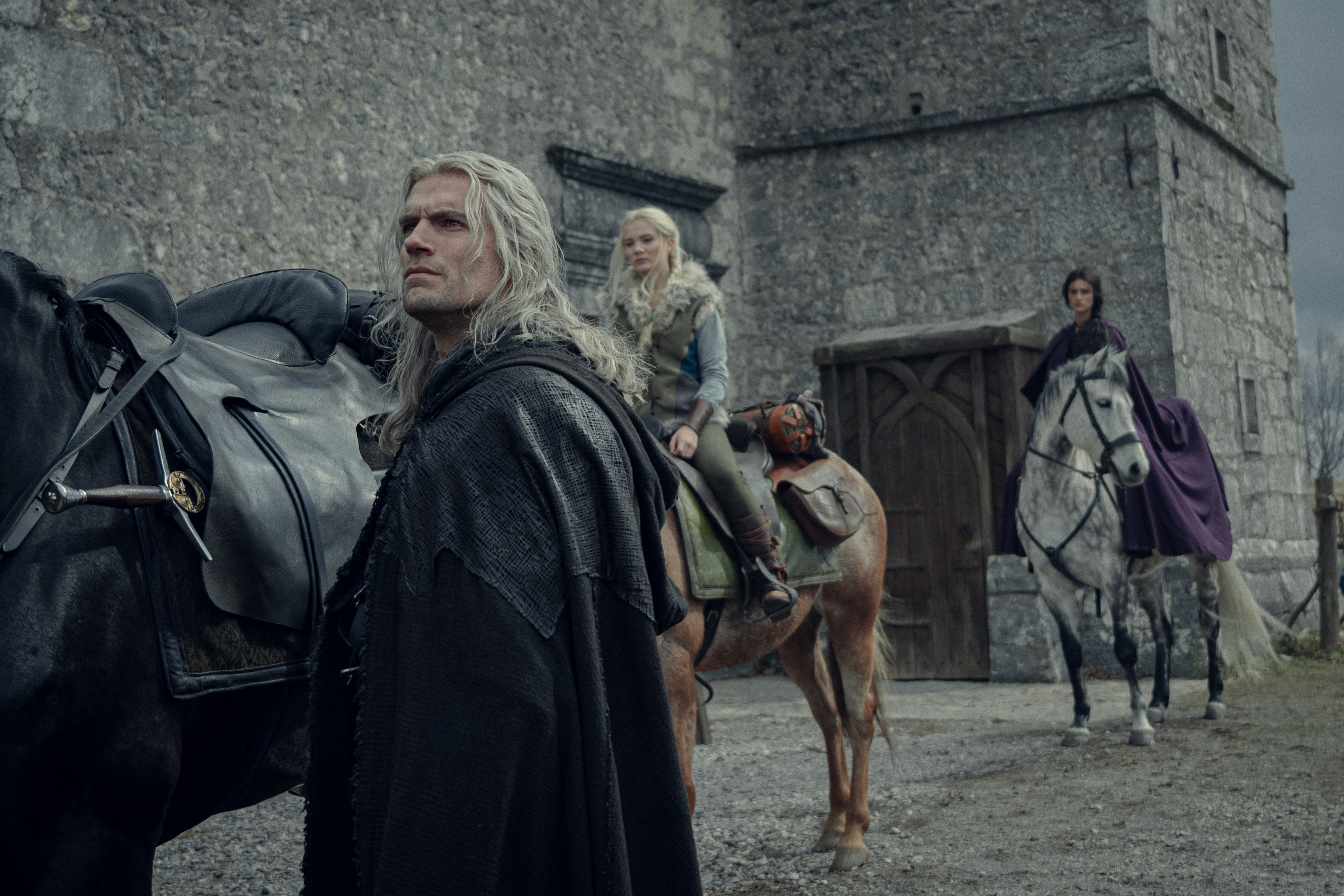 Geralt, Ciri ve Yennefer atların olduğu bir ahırın yanında