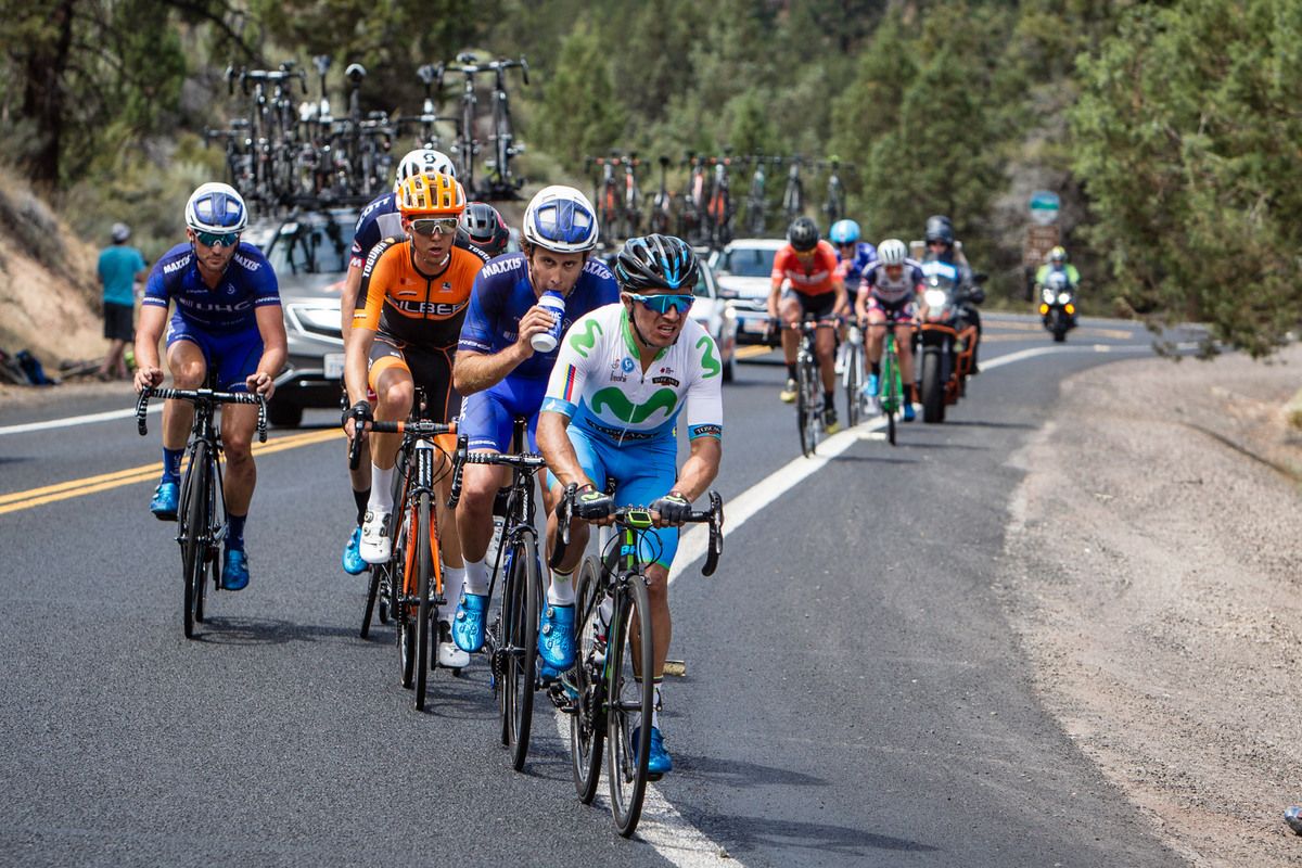 The mens break begins to split up heading into the feed zone