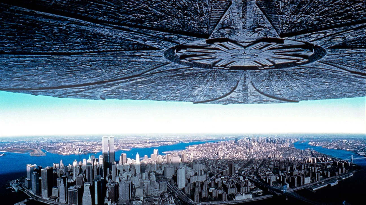 Screenshot from Independence Day (1996) showing a massive spaceship floating over New York.