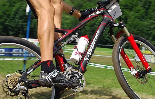 Even at full speed, it's clear to see that the new Epic shares a number of design features from last year's revamped Stumpjumper.