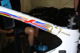 Wiggins' national champions colours along the bike's top tube