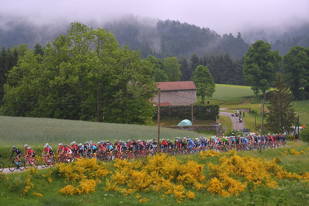 The pack rolls through the mist on stage 1 of the Crit&eacute;rium du Dauphin&eacute;