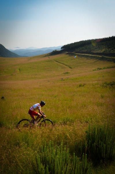 Bad luck for Max Knox as he punctures 30km from the finish