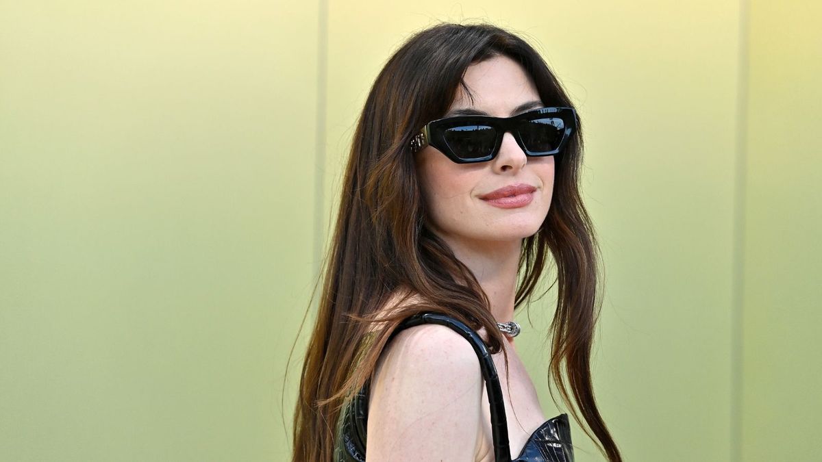 Anne Hathaway follows this ‘conversational seating’ method