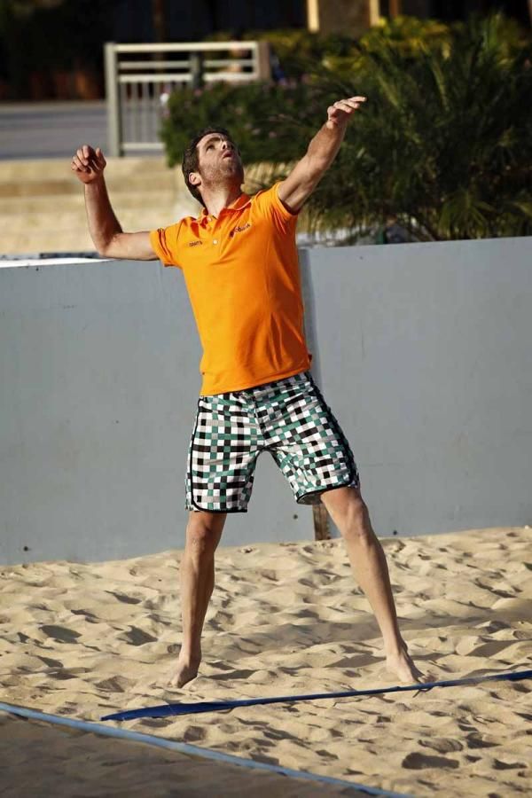 Bram Tankink (Rabobank) serves