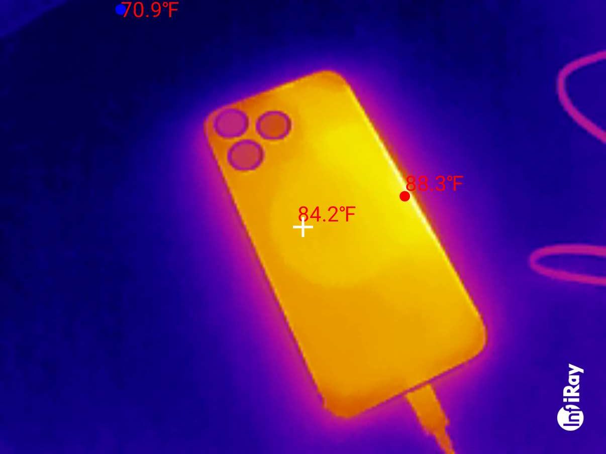 iPhone 15 Pro Max thermal temperature readings.