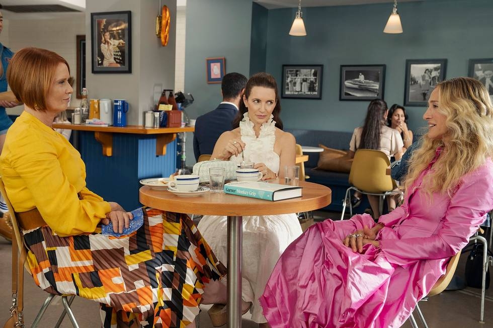 miranda charlotte and carrie getting coffee in and just like that season 3