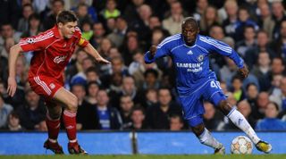 LONDON, ENGLAND - APRIL 30: Claude Makelele of Chelsea and Steven Gerrard of Liverpool compete for the ball during the UEFA Champions League Semi Final second leg match between Chelsea and Liverpool at the Stamford Bridge on April 30, 2008 in London, England. (Photo by Etsuo Hara/Getty Images)