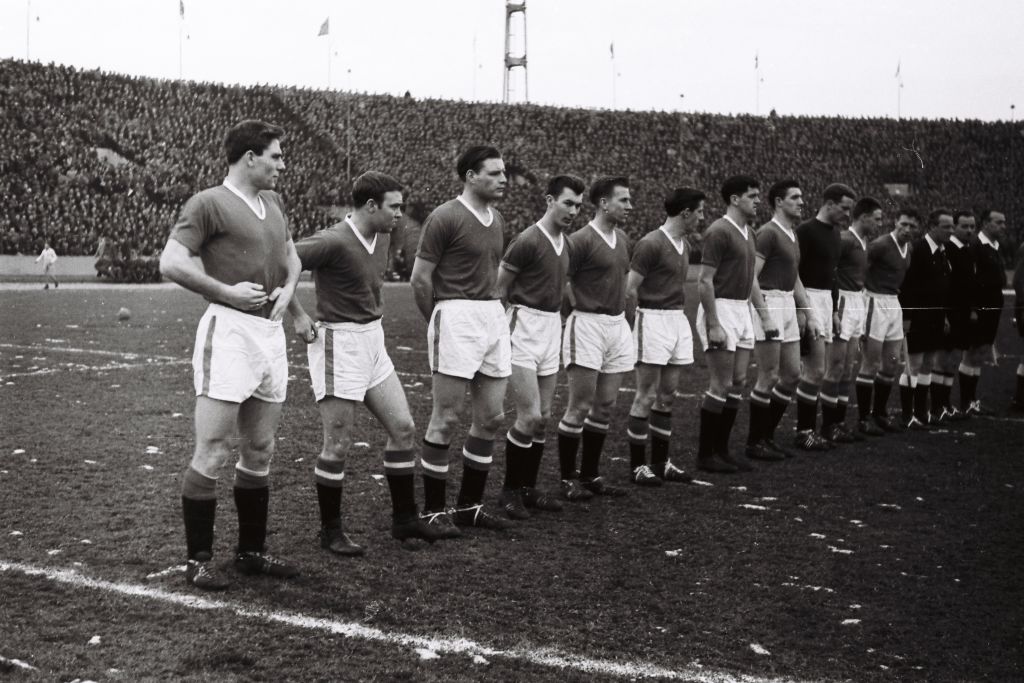 (L-R) Duncan Edwards, Eddie Coleman, Mark Jones, Ken Morgans, Bobby Charlton, Dennis Viollet, Tommy Taylor, Bill Foulkes, Harry Gregg, Albert Scanlon and Roger Byrne of Manchester United lineup prior to the European Cup Quarter Final Second leg between Red Star Belgrade and Manchester United on February 5, 1958 in Belgrade, Yugoslavia. Red Star Belgrade 3, v Manchester United 3, Manchester United. This was to be the last team photo before the team was decimated by the Munich Air Crash while on the homeward journey