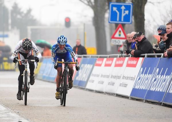 Katerina Nash outsprints Hanka Kupfernagel for fourth place.