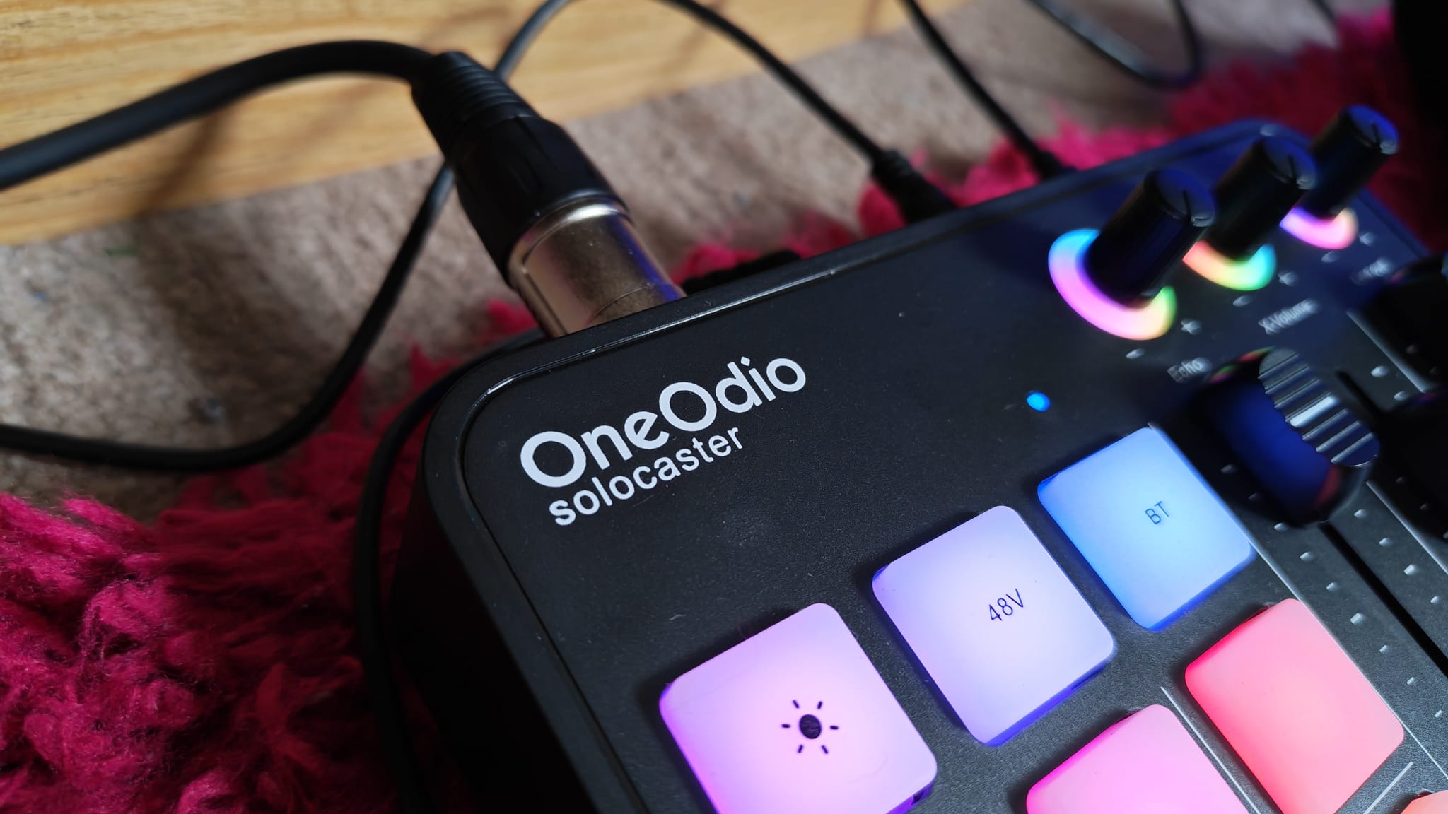The branding on the OneOdio Solocaster
