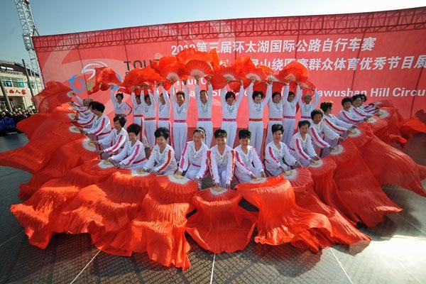 There was the usual carnival atmosphere before the stage with traditional and historic dance groups