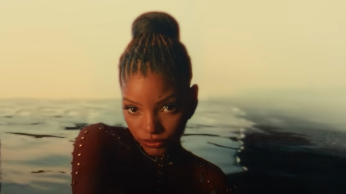 La Sirenetta è ancora lontana, ma Halle Bailey canalizza Ariel nelle recenti foto dell’oceano