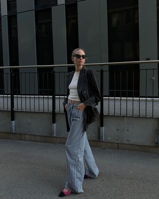 @tineandreaa wearing an oversized blazer, baggy jeans and Chanel Ballet Flats