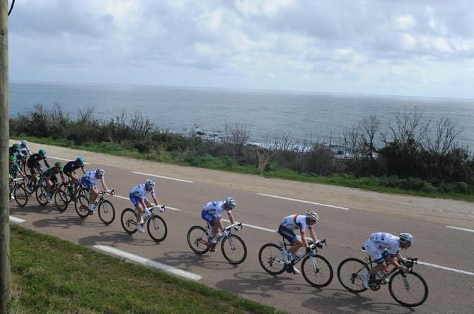 The peloton chases