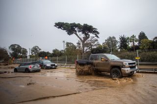 Montecito flooding roads with cars