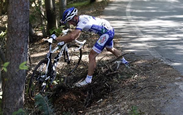 Jonathan Hivert (Saur Sojasun) did a little off-road excursion on the descent of the Pramartino.
