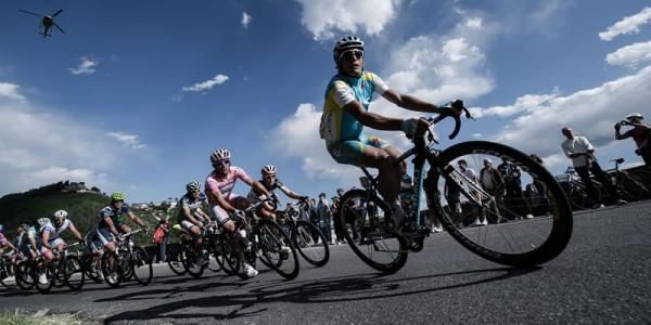 Paolo Tiralongo (Astana) leads the maglia rosa on stage 11