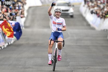 Zoe Backstedt wins junior road race at worlds 2022