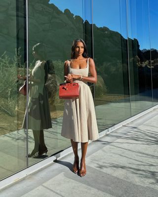 @jastookes carrying a top-handle bag