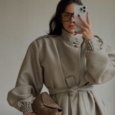 A photo of @betinnalooney taking mirror selfie