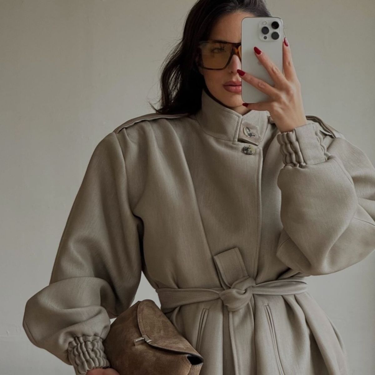 A photo of @betinnalooney taking mirror selfie