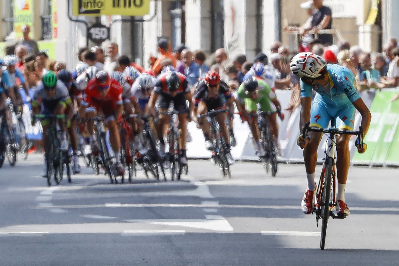 Fabio Aru (Astana) outfoxed the charging peloton