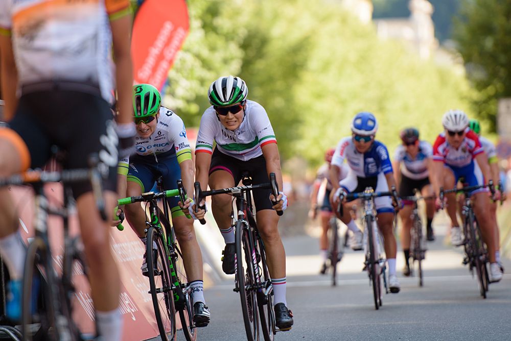 The sprint behind Vos for second and third in stage 5 at Thuringen Rundfahrt der Frauen