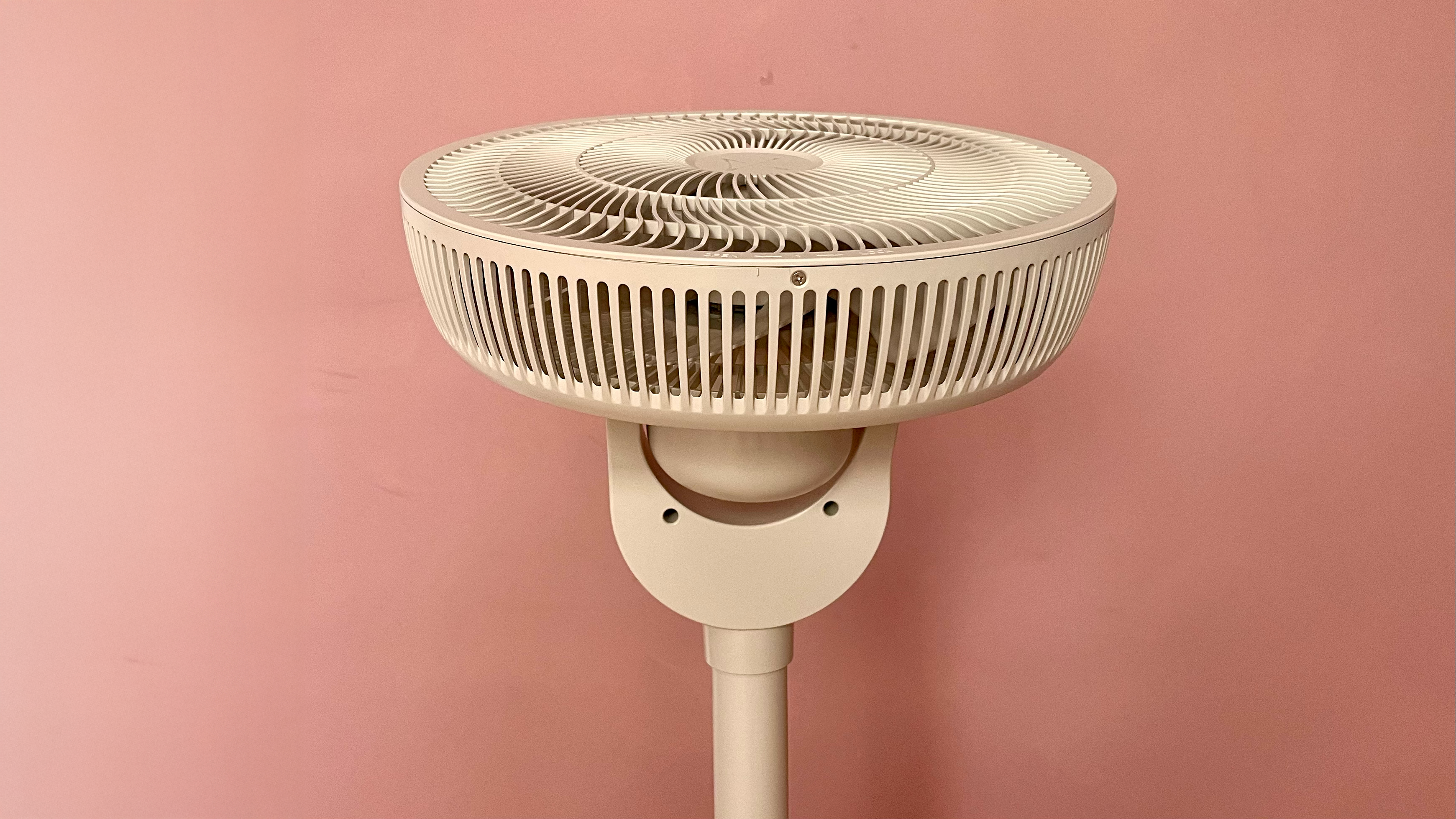 Duux Whisper Flex 2 fan on a pink background