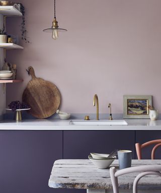 A two-toned kitchen with cupboards in premixed Aubusson Blue dark teal and Emperor's Silk red, wall in Antoinette Chalk Paint.