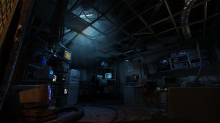Et skærmbillede fra Half-Life: Alyx, der viser et svagt oplyst rum med højteknologisk udstyr.