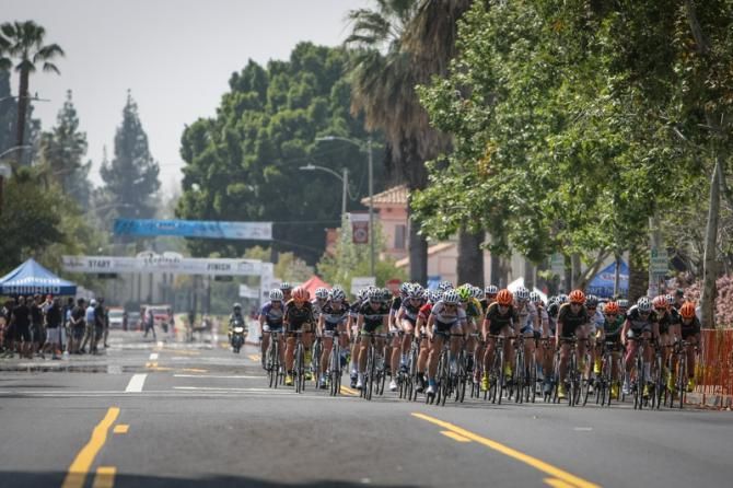 The women's field heads towards the first turn.