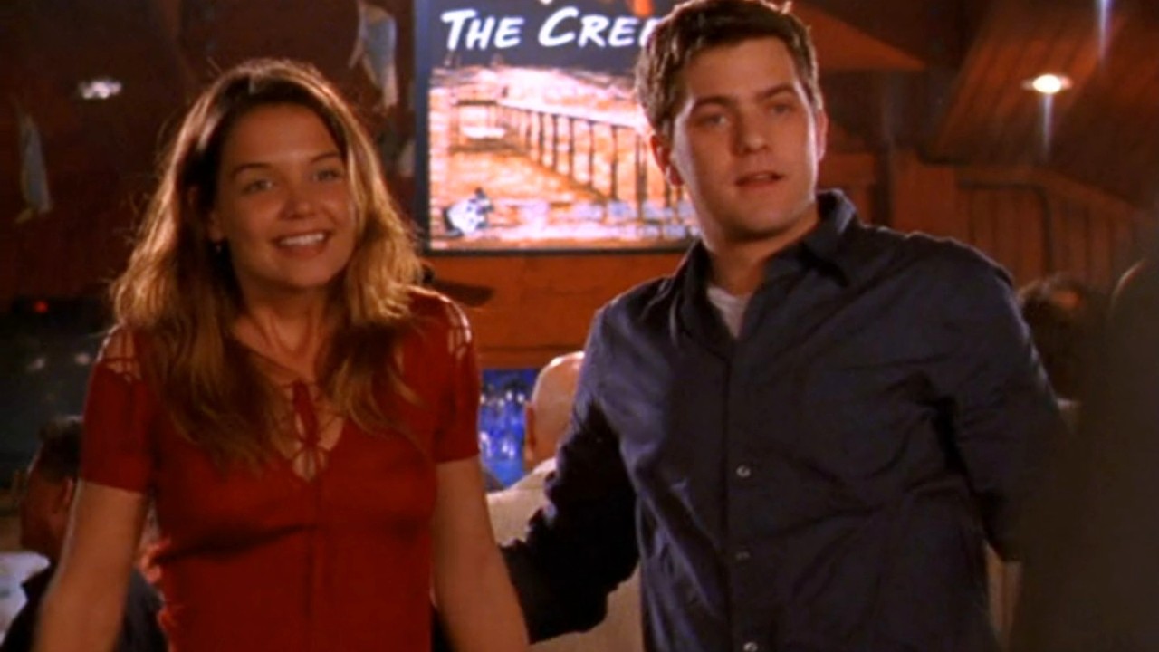 Joshua Jackson and Katie Holmes facing forward in Dawson's Creek.