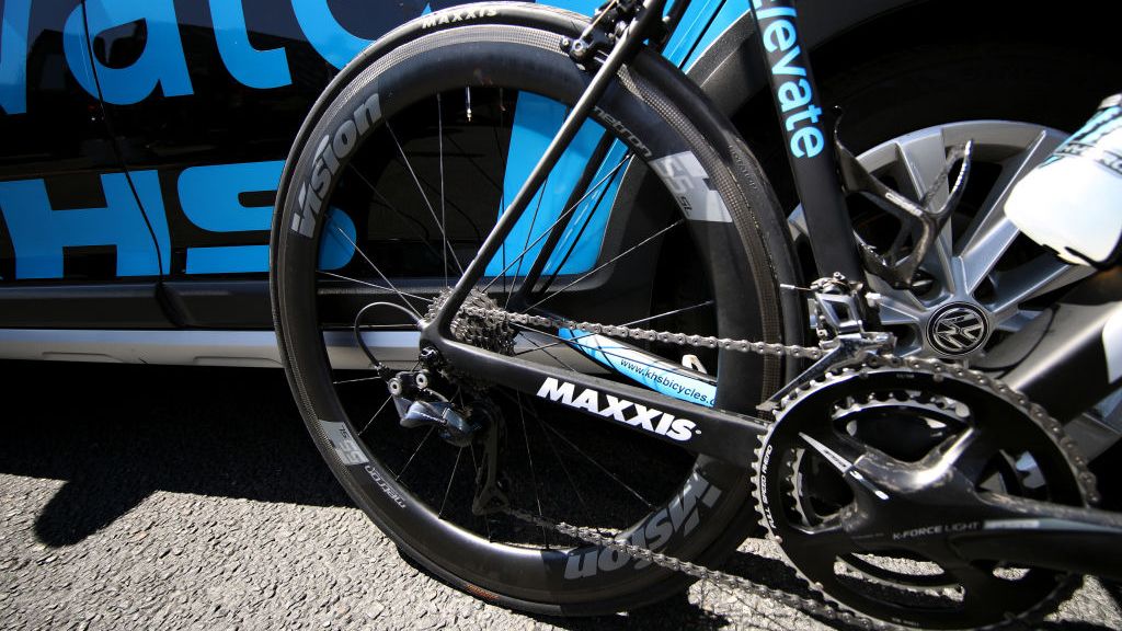 Dura-Ace makes up the majority of the groupset, while Maxxis tubular tyres are fitted to Vision Metron 55 wheels