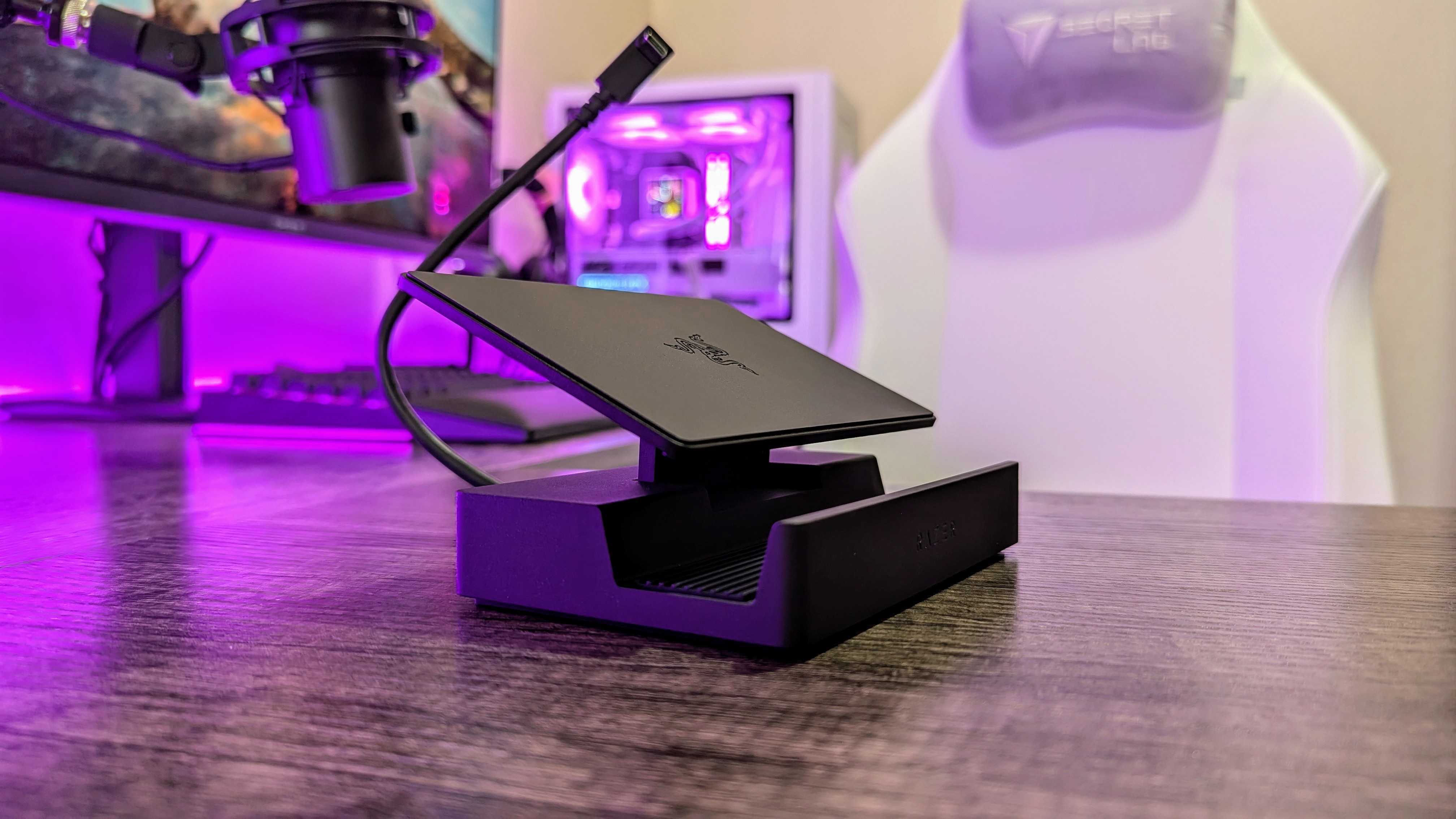 Image of the Razer Handheld Dock Chroma.