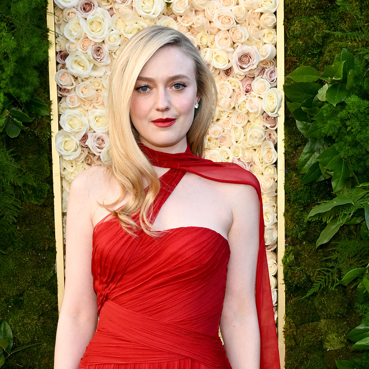 Elle and Dakota Fanning Traded Bold 2025 Trends on the Golden Globes Red Carpet