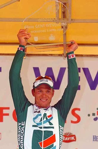 Thor Hushovd (Credit Agricole) raises his trophy