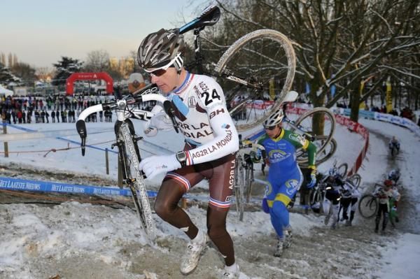 Former French 'cross champion John Gadret (AG2R La Mondiale) runs the stairs.