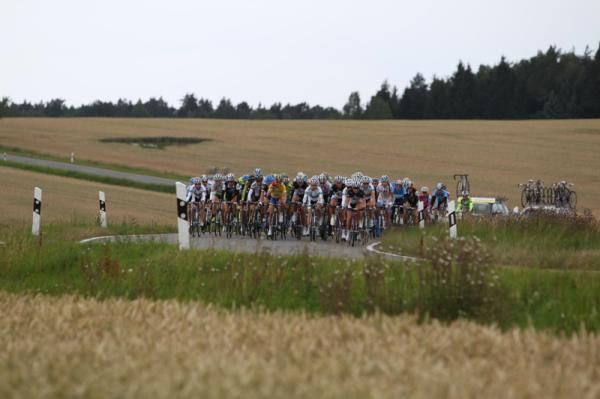 The bunch rolls out through the Thuringa fields