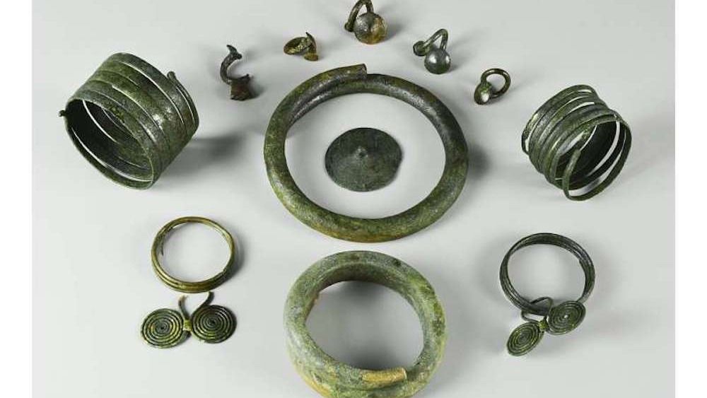 Badania wykazały, że w Polsce odkryto skarb biżuterii z epoki brązu, który był częścią starożytnego rytuału pochówku w wodzie