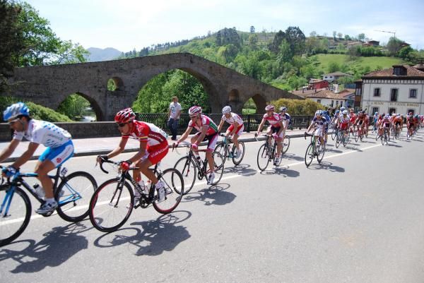 The peloton enjoyed pleasant conditions for the opening stage of the Vuelta Asturias.