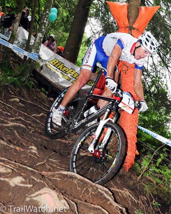 Julien Absalon (Orbea) riding a rooty descent.