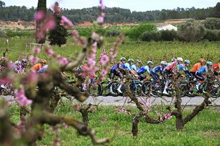 Amposta Spanien 28. marts LR Clement Berthet fra Frankrig og Andrea Vendrame fra Italien og Team Decathlon AG2R og et generelt syn på Peloton, der konkurrerer i løbet af den 104. Volta Ciclista en Catalunya 2025 Stage 5 A 1659KM -trin fra Pauls til Amposta Uciwt den 28. 2025 i AMPOSTA SPAAN SUB -FOUSMON Gruchalskigetty -billeder