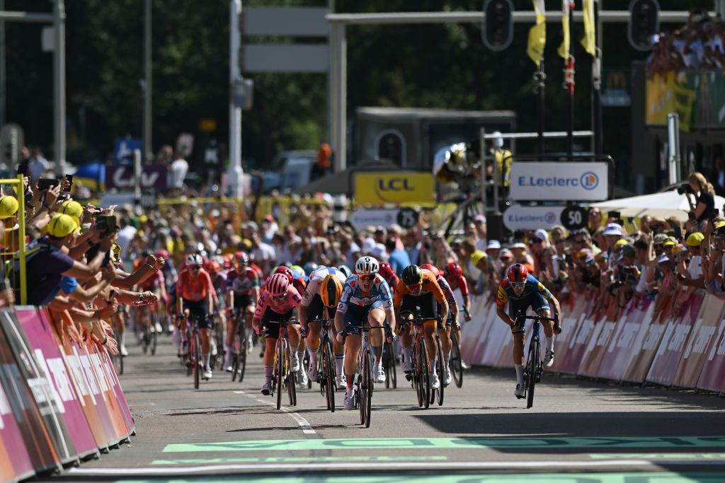 Here comes Charlotte Kool in the 2024 Tour de France Femmes opening sprint