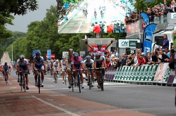 Angelo Furlan (Lampre-NGC) heads the sprint finish Monday at Dauphin&eacute; Lib&eacute;r&eacute; stage two.