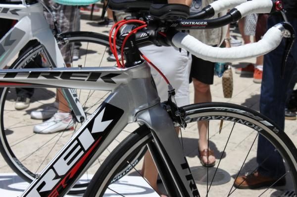 The 2 Series front end incorporates Kammtail design to the downtube and fork legs.